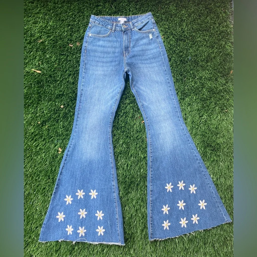 FOREVER 21
Medium Blue Embroidered Floral Flare Jeans Size 26 - Picture 4 of 8